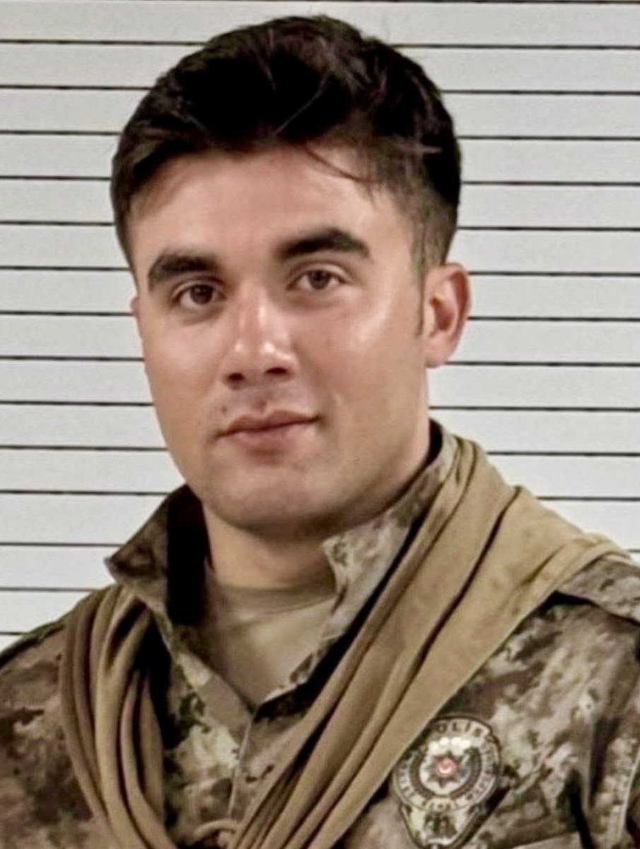 Milletimizin başı sağ olsun. 🇹🇷 

📌 İstanbul Çekmeköy’deki narkotik operasyonunda şehit düşen Polis memuru, Samsunlu hemşehrimiz Emre Albayrak’a Allah’tan rahmet, ailesine ve sevenlerine sabır diliyorum.

Mekânı cennet olsun.