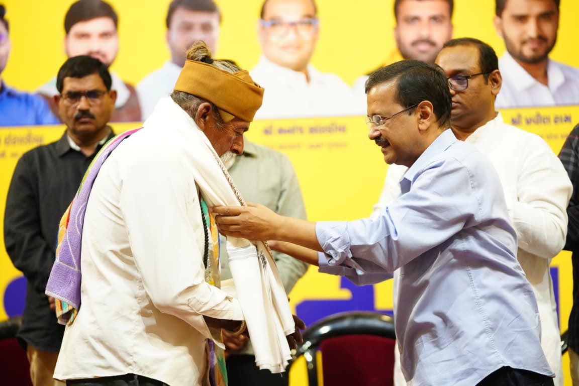 બોટાદમાં જે કડદા આંદોલન થયું અને તેમાં જેટલા ખેડૂતો પોતાના હક માટે લડતા લડતા જેલમાં ગયા હતા આજે તે સૌનું અરવિંદ કેજરીવાલજીએ સન્માન કર્યું અને લડતની અંત સુધી તેમની સાથે મજબૂતીથી રહેવાનું આશ્વાસન આપ્યું. <a href="/ArvindKejriwal/">Arvind Kejriwal</a>