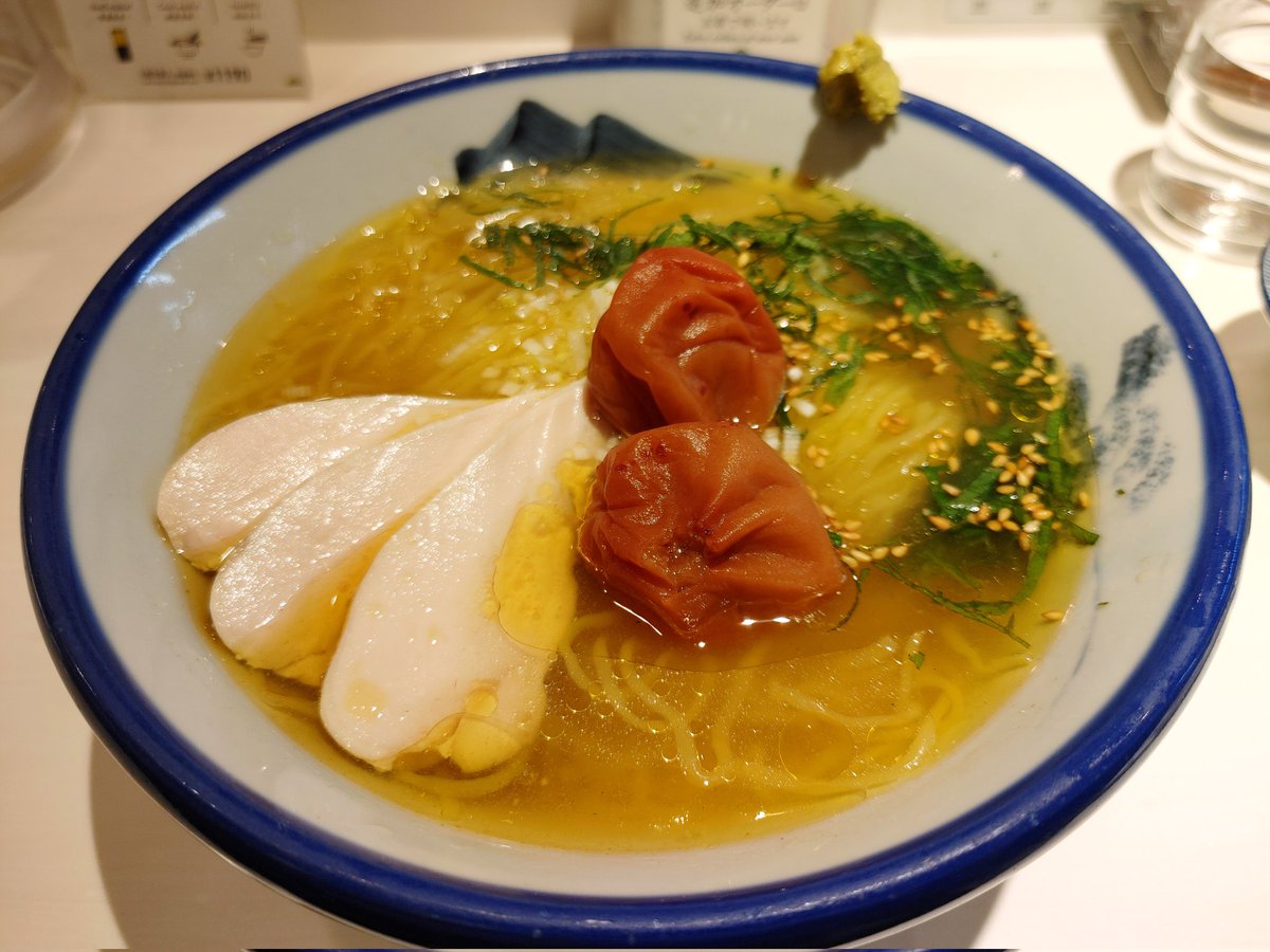 tohri22mayu's tweet image. #おそとごはん #AFURI

私の大好きな AFURIさんの
【大葉香る梅塩らーめん】

高知県産の生搾り柚子果汁と梅干しを
追加でトッピング🥹

麺はグルテンフリーの蒟蒻麺♡

AFURIは オープン当初から
大好きなんだよね😆🩷

あっさりした こんにゃく麺と
柚子・大葉・梅の香りがするスープが