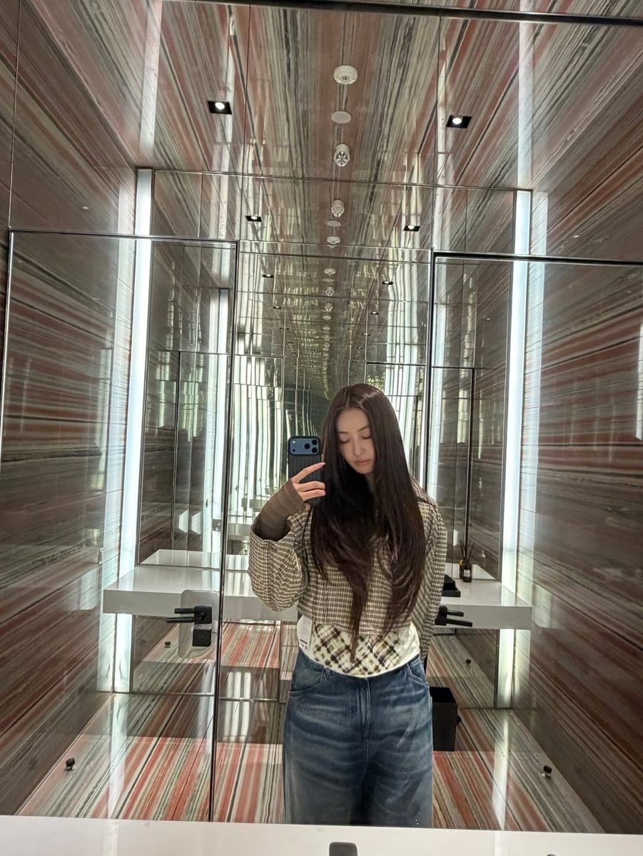 chloe tweet media