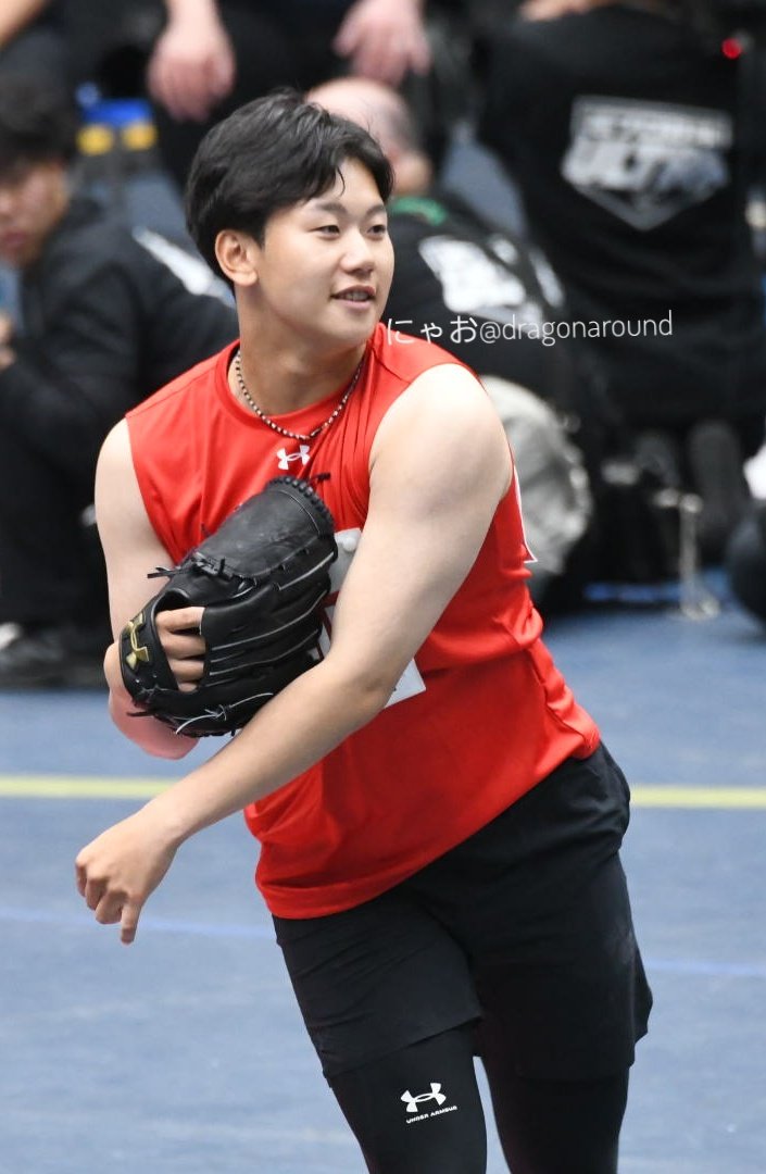 もんちゃん… 腕と顔の幅が同じぐらい⁉️😳 顔が小さく腕が太い⁉️🤭