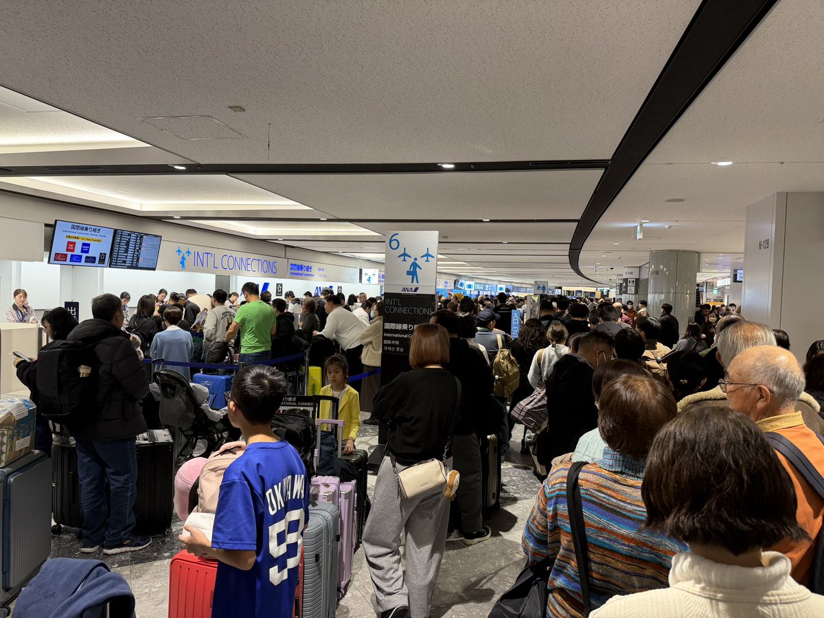 自分が乗る便はなんとか搭乗口の変更だけで飛ぶみたい🥹14時からならんでやっと開放されたので今日初めてのご飯🥺
新千歳で一泊はしなくて済んだ😅
#ぶっちゃん北海道旅