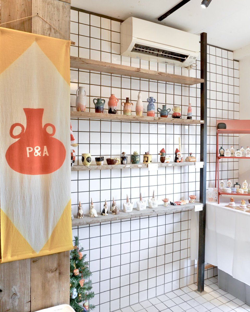会場全体のお写真頂きました🎄
ほんとに素敵な空間⛄️
9日までです🙌🏻

2025年12月6日（土）～9日（火）の4日間、大井町のP&amp;A pottery class にてクリスマスマーケットを開催🧣
P&amp;A pottery classに通う18名の素敵なクリエイターが参加してます🐾