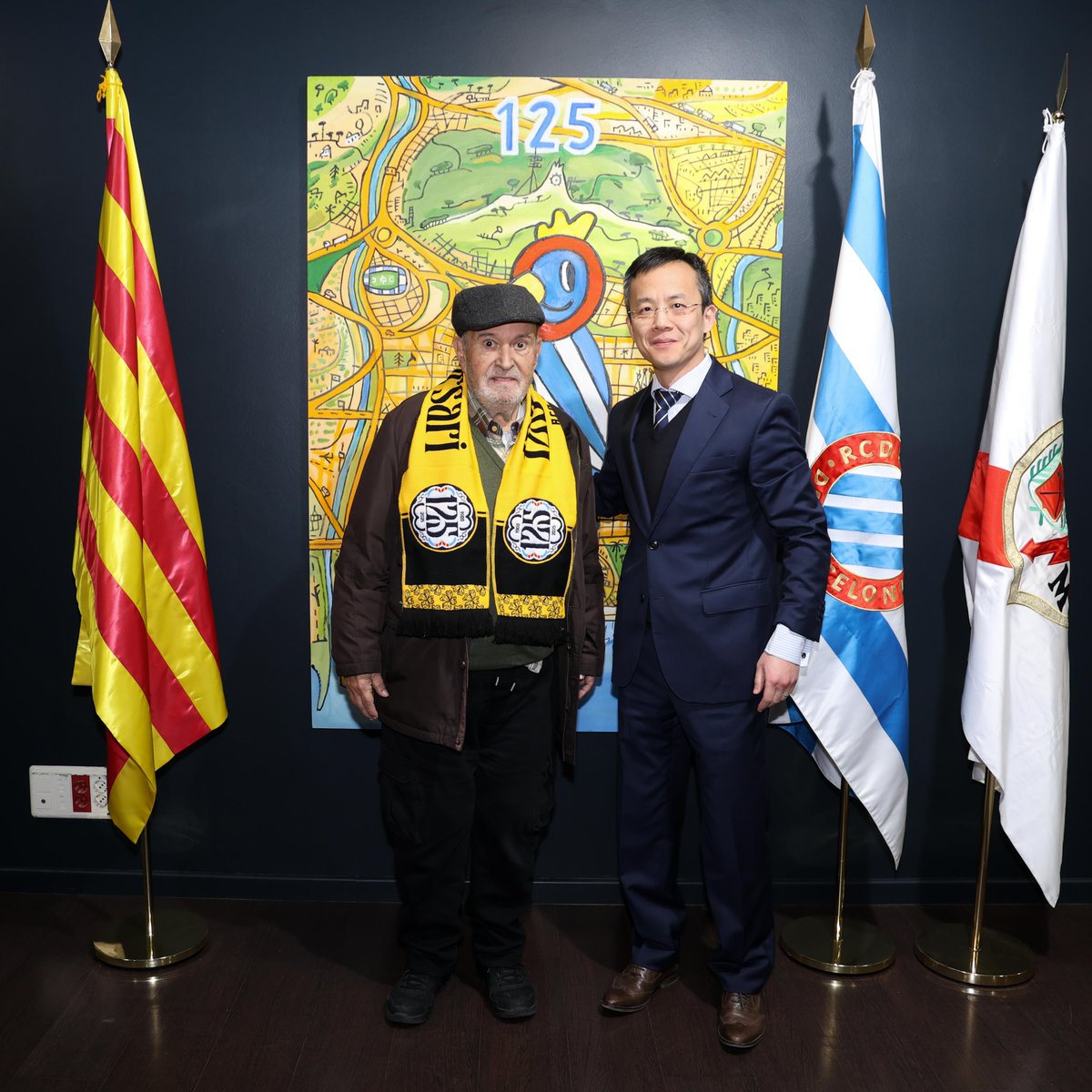 El nostre soci número 1, Enrique Fernández, va gaudir de la victòria d'anit des de la llotja. Un gest d'homenatge a la seva fidelitat infrangible i el seu amor pels colors blanc-i-blaus 🤍💙 #RCDE