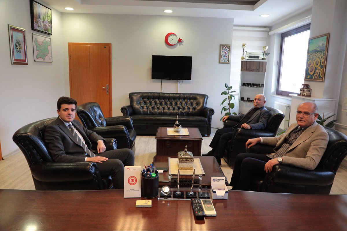 Çekerek Belediye Başkanı Sayın Av.Üzeyir İNCE ve İl Genel Meclis Üyesi Metin TOY, Kaymakamımız Sayın Latif KORALP’i makamında ziyaret ederek hayırlı olsun dileklerinde bulundular.

Kaymakamımız, nazik ziyaretleri için kendilerine teşekkür etti.