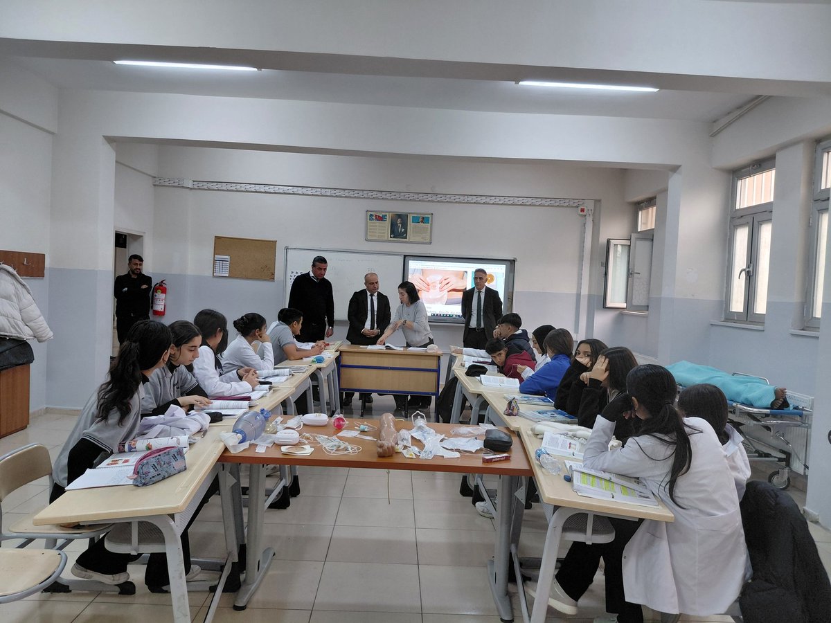 ATATRKMTAL1965's tweet photo. İlçe Milli Eğitim Müdürümüz Mehmet KANTAR ,Şube Müdürümüz Sami AYDIN okulumuzu ziyaret ederek Öğretmen odası  buluşmasını gerçekleştirerek  öğretmenlerle iştişarelerde bulunarak derslerde izlenimlerde buldu.

@Diyarbakirmem 
@BaglarKaymakam 
@BaglarMEM21 https://t.co/BOuarcDsMW