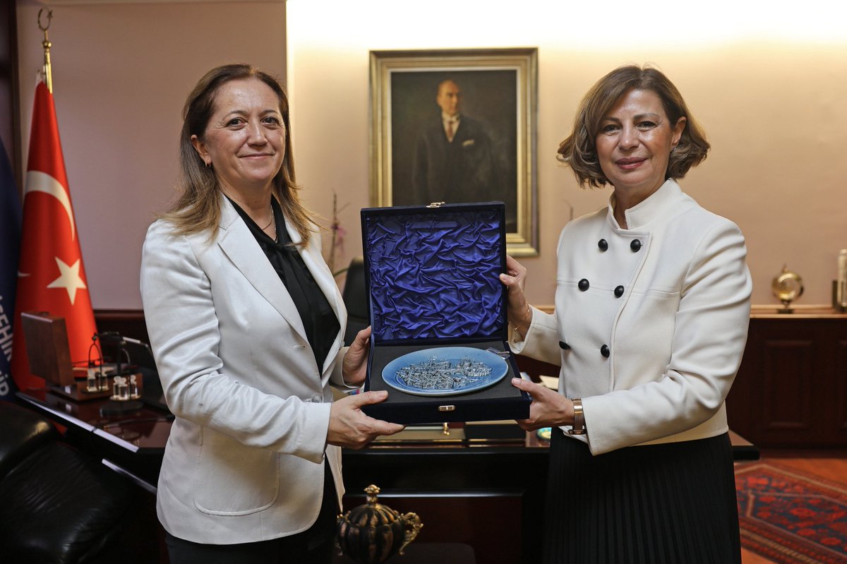 DİSK Genel Başkanı Arzu Çerkezoğlu ve Genel Başkanımız Remzi Çalışkan Eskişehir Büyükşehir Belediye Başkanı Ayşe Ünlüce’yi ziyaret etti. 
Ziyarette Örgütlenme Daire Başkanımız Ali Haydar Kara, Eskişehir Şube Başkanımız Coşkun Sakcı ve DİSK Eskişehir Bölge Temsilcisi Zeynep