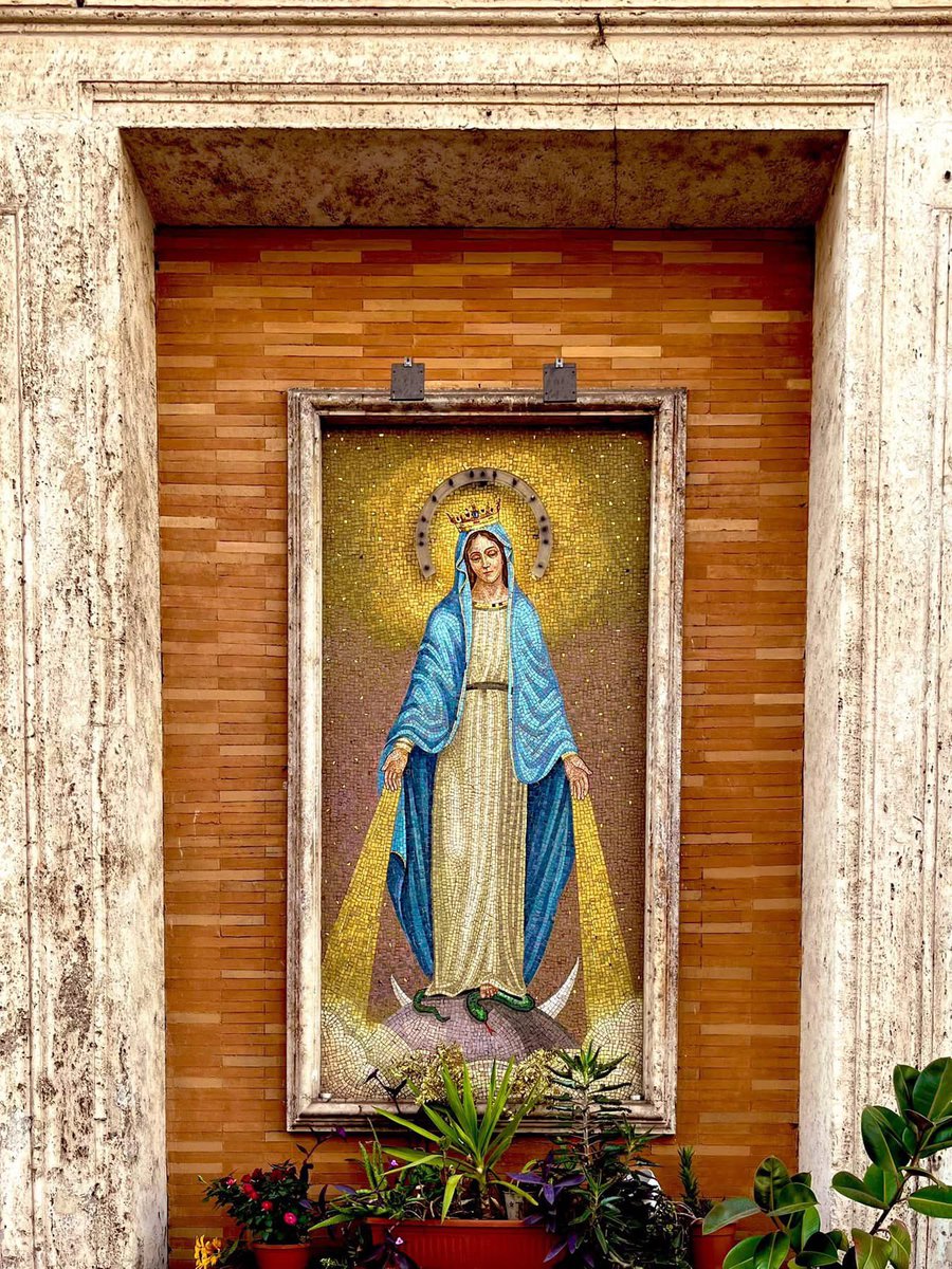 MarlinEstrella2's tweet photo. ¡Virgen Inmaculada!
Escucha nuestra oración, atiende a nuestra súplica: que el amor misericordioso de Dios en Jesús nos seduzca, que la belleza divina nos salve, a nosotros, a nuestra ciudad y al mundo entero.
Ayúdanos a estar siempre atentos a la voz del Señor: que no seamos sordos e indiferentes al grito de los pobres, que el sufrimiento de los enfermos y de los oprimidos no nos encuentre distraídos. Te pedimos que la soledad de los ancianos y la indefensión de los niños no nos dejen indiferentes..
Amén.🙏 
Buenos días.