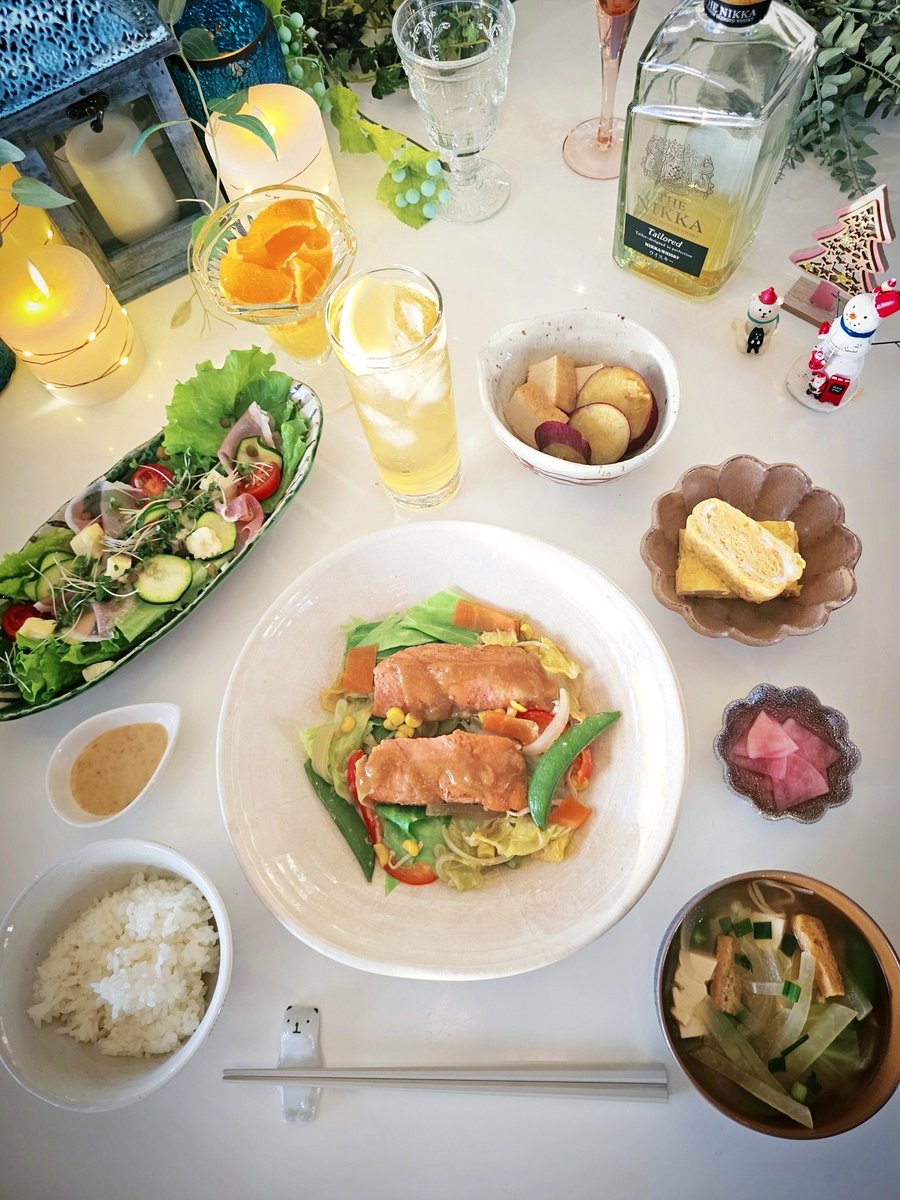 kmah11260823518's tweet photo. ☪︎⋆｡˚晩ごはん𓂃٭☆
鮭のちゃんちゃん焼き　🍠厚揚げ煮物
ズッキーニ生ハムチーズのサラダ
明太子のだし巻き　
大根キャベツのお味噌汁　　🍊
᯽*  .ﾟ花　　#レースフラワー
お疲れ様でした(*˙ᵕ˙*)ノ🍺乾杯‧˚₊*̥⭐
#おうちごはん #ちゃんちゃん焼き https://t.co/RdB9vVbvbt
