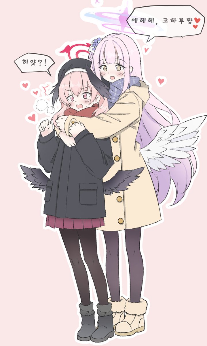 冬のお出かけ中、突然バックハグするミカと「ひやっ⁈」と驚くコハル