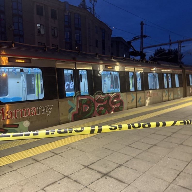 Marmaray Bakırköy durağında bir yolcu intihar etti.