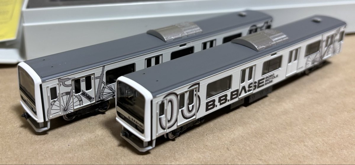 izungaugecenter's tweet photo. こんにちは。
TOMIXの209 2200系電車(BOSO BICYCLE BASE)セットのご紹介です。
209系サイクルトレイン「B.B.BASE」の特徴ある塗装やラッピングを再現。
車番や号車、ロゴは印刷済となっています。
※2018年発売
#TOMIX #Nゲージ #鉄道模型 #209系 #BOSOBICYCLEBASE #JR東日本 https://t.co/arCDLAzYXE