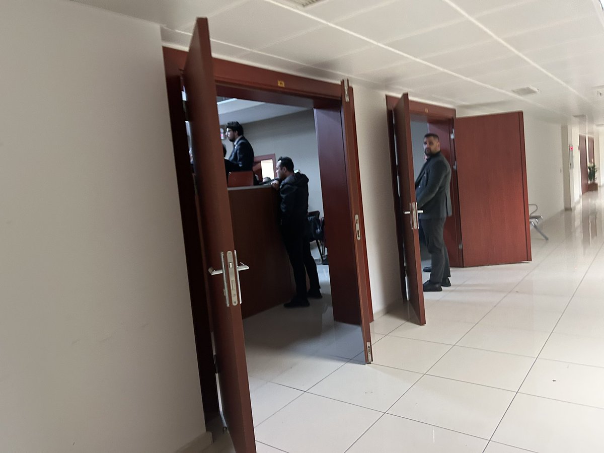 İBB Başkanı Ekrem İmamoğlu, lisans diplomasının sahte olduğu iddiasıyla İstanbul 59’uncu Asliye Ceza Mahkemesi’nde açılan davada, üçüncü kez hakim karşısına çıktı.

İmamoğlu’nun avukatları, ailesi, Esenyurt Belediye Başkanı Ahmet Özer, CHP İstanbul İl Başkanı Özgür Çelik,