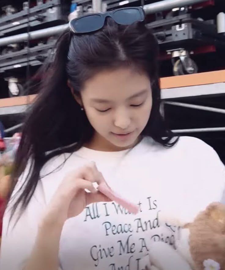 likejnkcvnty's tweet image. “All I want is peace and quiet. give me a piece, and I’ll be quiet”