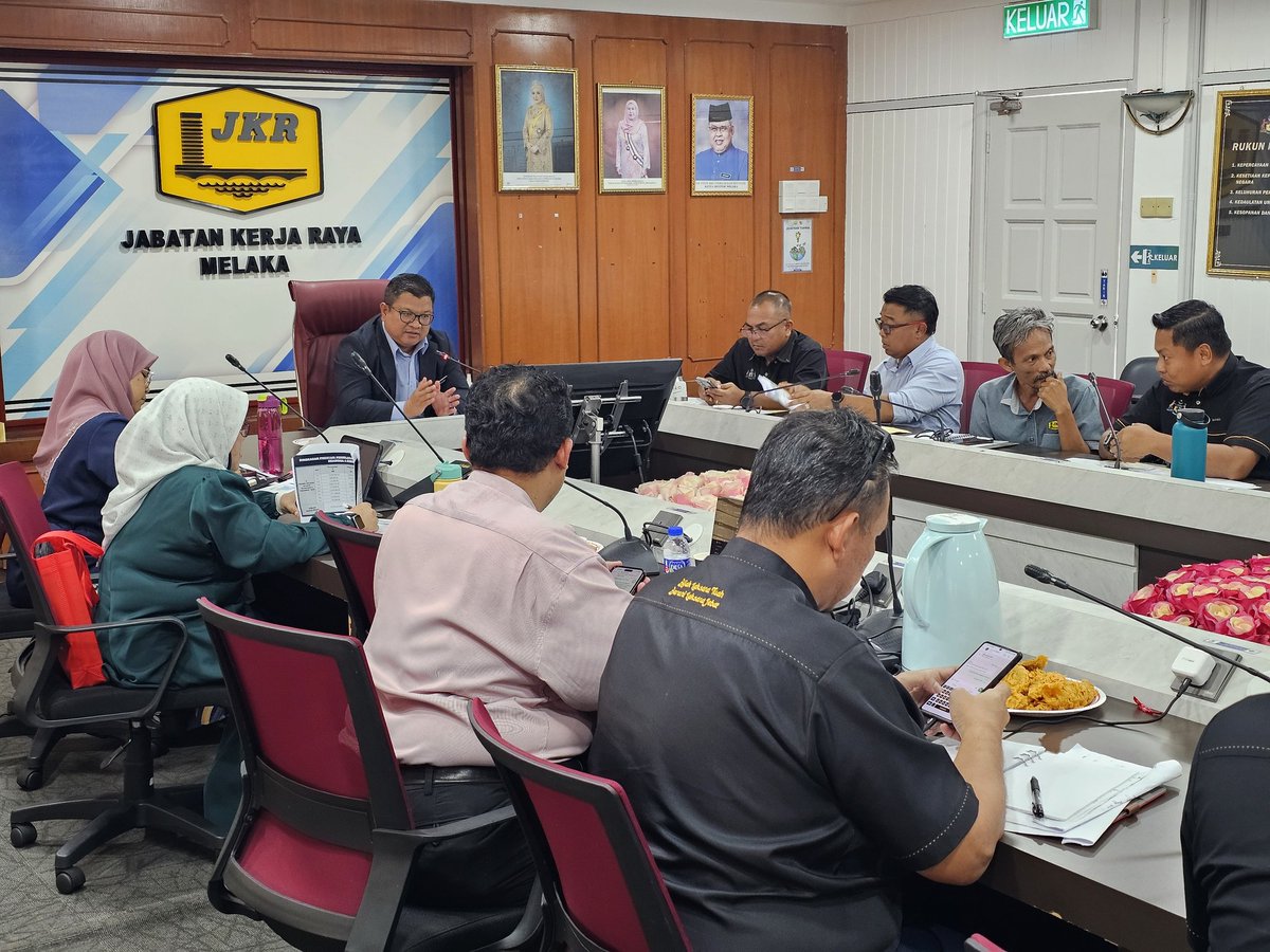 Pengarah Kerja Raya Melaka YBrs. Tuan Ir. Hj. Mohamad Salzeli bin Moktar mempengerusikan Mesyuarat Pemantauan Pelaksanaan Projek Bil. 12/2025 di Bilik Mesyuarat Utama JKR Melaka.