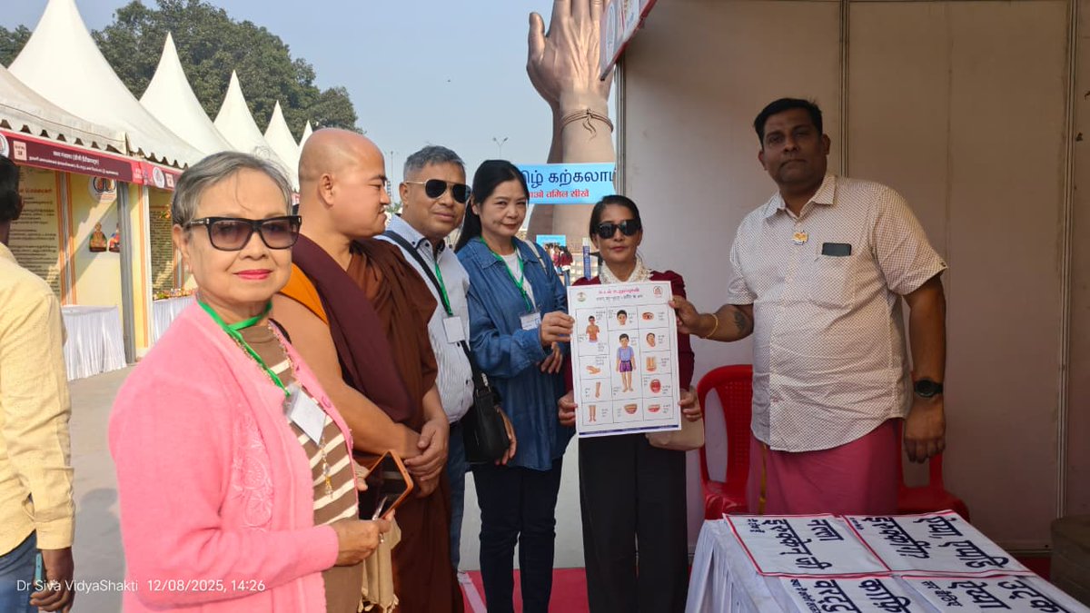 vidhya_shakthi's tweet photo. DAY 7:Kashi Tamil Sangamam 4.0
Visitors from Myanmar at Tamil Karkalam!
A reminder of the historic Tamil–Burma bond built through ancient trade and shared heritage.
@iitmadras   @EduMinOfIndia   @IRCTCofficial   
#TamilKarkalam  #TamilMyanmar #CulturalBond  #Tamilheritage https://t.co/W7ai2ClBR2