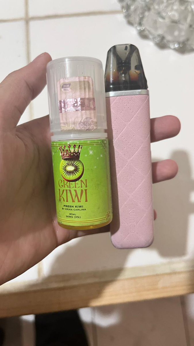 lenuyyy's tweet photo. WTS (WANT TO SELL)
Oxva Xlim Go Pink + Liquid Foom Green Kiwi
150k bisa payment by oren
Batangan only ya! (tidak termasuk box, ct, lanyard)
#zonauang #zonajajan #wts #oxva #foom https://t.co/FdyF6oBgxa