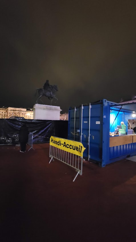 LYFtv.com  Lyon La Fête des Lumières à Lyon : deux millions de visiteurs déambulent tranquillement: La #FêtedesLumières de #Lyon reste un événement entièrement gratuit, financé par la ville et ses partenaires. Elle… dlvr.it/TPhjV0 #LYonenFranceactualités