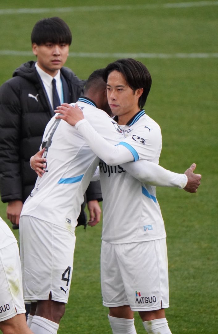 waru_waru_wave's tweet photo. 一人一人とハグをするジェジエウ選手🥺
#ジェジエウ
#JESIEL
#frontale
#川崎フロンターレ https://t.co/QjCge0w4Jg