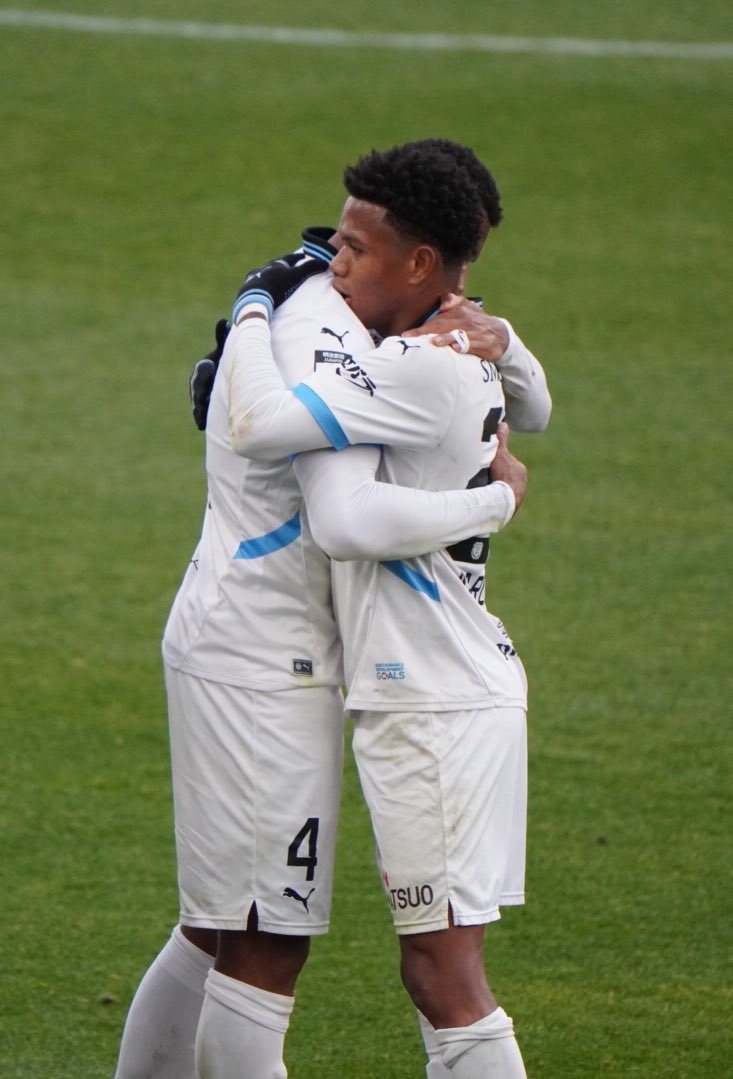 waru_waru_wave's tweet photo. 一人一人とハグをするジェジエウ選手🥺
#ジェジエウ
#JESIEL
#frontale
#川崎フロンターレ https://t.co/QjCge0w4Jg