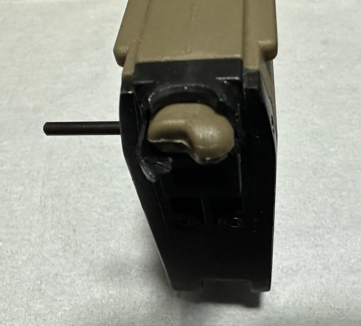 横のピンを抜いてネジ2本外します。