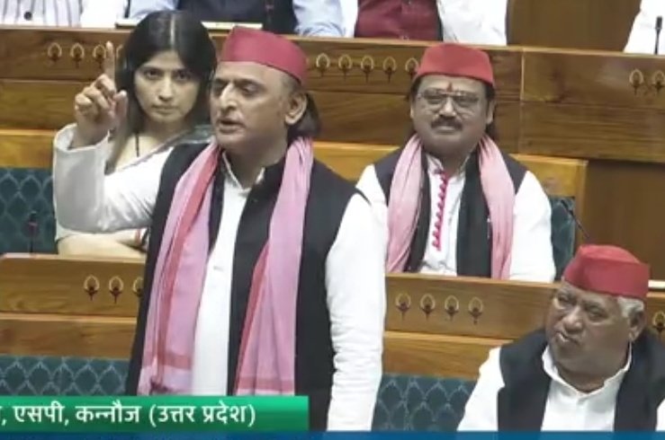 आज फिर अखिलेश जी ने फिर RSS 
के पिछवाड़े में आग लगा दी। 🔥😂

लोकसभा में अखिलेश जी ने दो सीधी चोट मार दी—

“जिन्होंने आज़ादी की लड़ाई में हिस्सा ही नहीं लिया,
वो ‘वंदे मातरम’ का महत्व क्या जानेंगे?”

और फिर दूसरी चोट—

“जिन्होंने आज़ादी के दीवानों की अंग्रेजों को मुखबिरी की,
वो