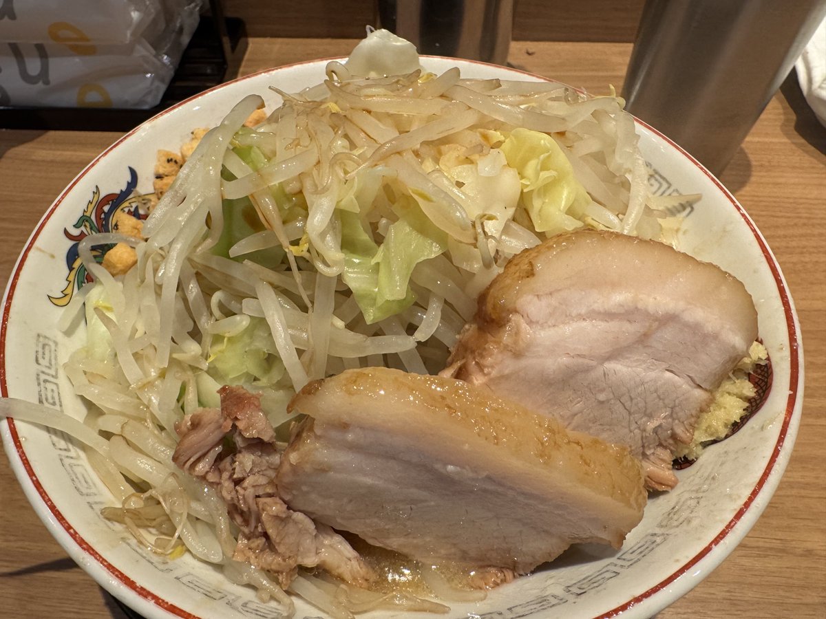 12月2日の豚山<a href="/butayamabutako/">ラーメン豚山</a> 
上野店
初めてニンニクを抜いて、生姜マシマシ＋ヤサイマシマシカラカラアレ（ペッパークルトン）。軽やかに食べられて悪くない…けれど、やっぱり少しはニンニクが恋しくなる。次は“少し”入れてみようと思いながら完食。生姜はほんとに良い！
#豚山 #上野 #二郎系
