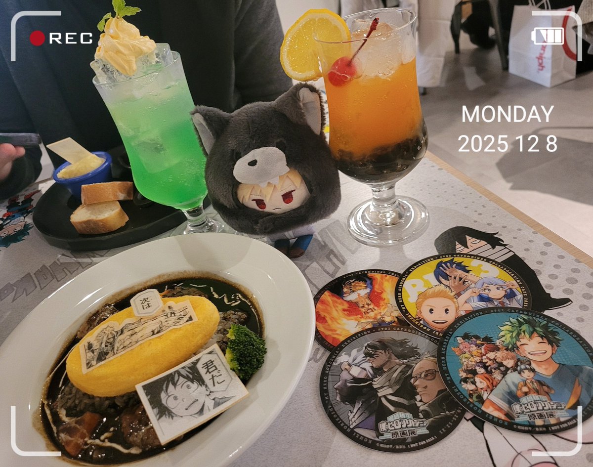 今日は相方とヒロアカ原画展のカフェに行きました！ 中々抽選で当たら