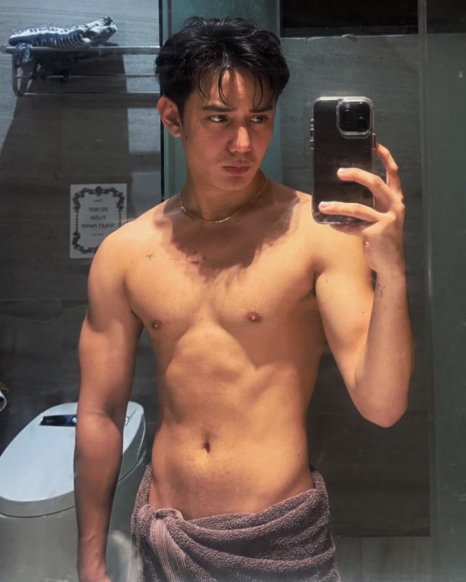 gelograph's tweet photo. grabe naman sa baba ng towel sean 🙂 https://t.co/6Ox4RM742U