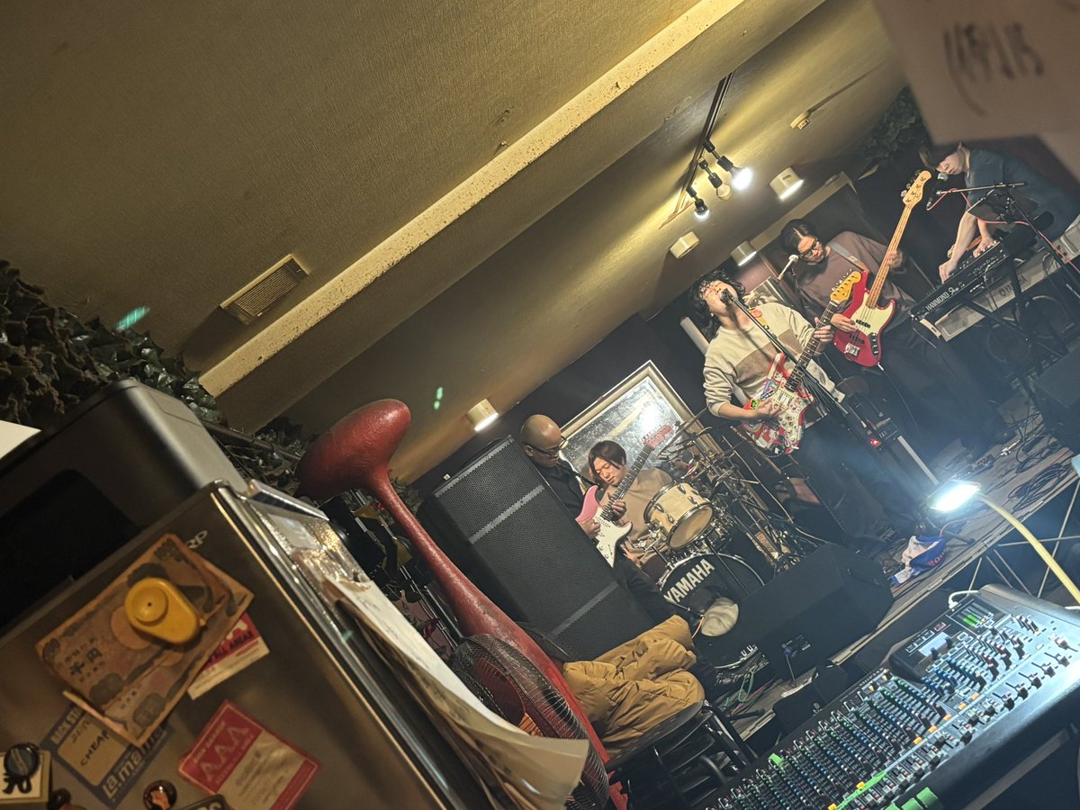 本日は、はっぴいえいと！！

12月初っ端のライブは、
パインズマインズ✖️ホピーハイボ 

OPEN 19:30 
START 20:30

もちろん投げ銭＋ワンドリンク

ここに居ると普段出会えない音楽に出会えるのでいいね！！（生粋の出不精）

もう12月🌕
遊びきってこうー！