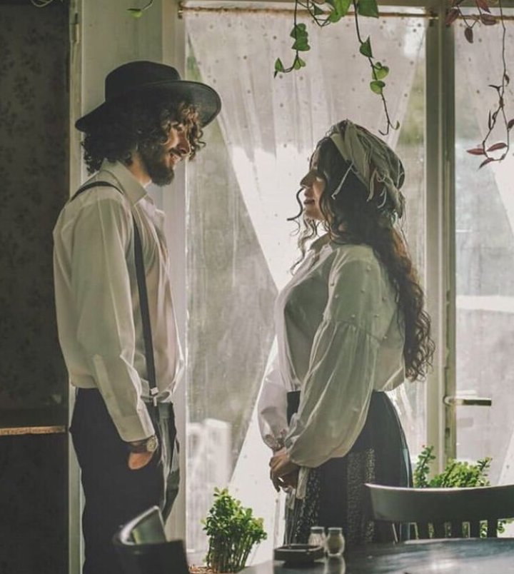 اُسے اذیت سے نِکلنے کی کوئی راہ نہ مِلے گی
یُونہی کوئی روگ اُسکے دِل کو بھی اگر لَگ جائے

خُدا کرے پہلے مَیری یاد اُسکے دِل میں بَس جائے
پِھر اُس پہ سزا یہ کہ اُسے مَیری بھی عُمر لگ جائے
#اردو_زبان