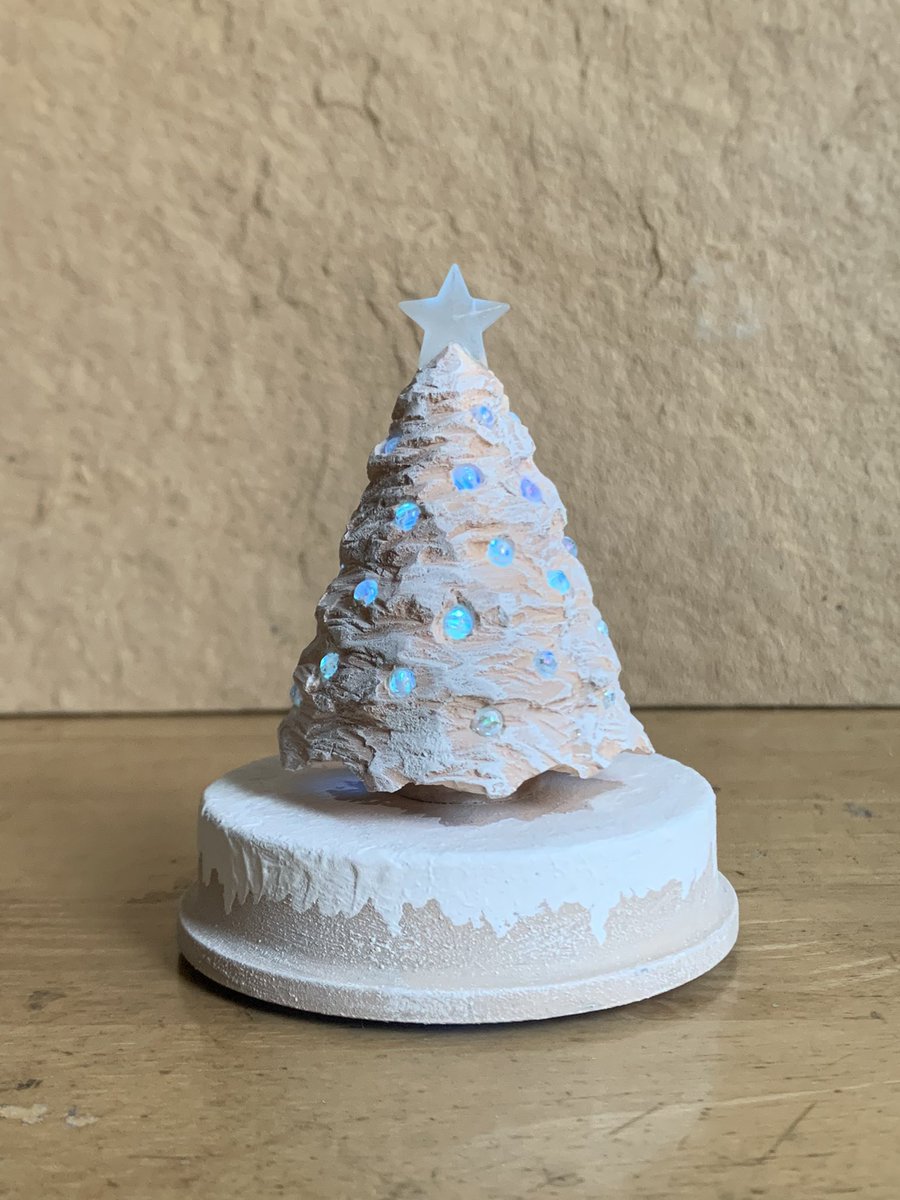 12/13からの個展、展示の一部です。 クリスマスツリーを中心に街のよう