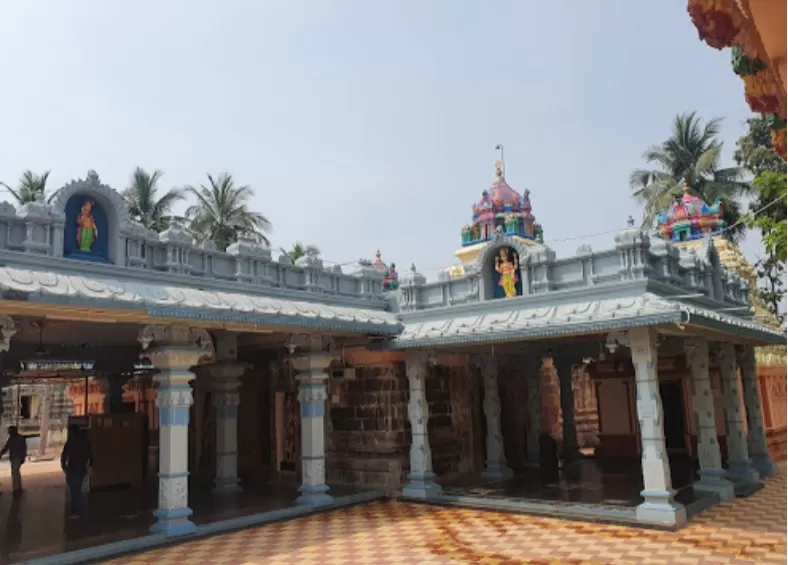 Parabrahman47's tweet photo. 🛕 Andhra Maha Vishnu Temple 
One of our most ancient shrines where Maha Vishnu incarnated as the Lord Of Telugu People. 
The Garbha-alayam (inner sanctum) traces back to 1 CE (Satavahana era), with 40+ inscriptions across dynasties.
This is also the sacred spot where Sri Krishnadevaraya penned Amuktamalyada during his Ekadasi Vratam. Kasula Purushottama Kavi penned Andhra Nayaka Satakam here✨
To visit nearest Railway stations are Repalle and Vijayawada

Chitra Chitra Prabhaava, Daakshinya Bhaava
Hata Vimata Jiva Srikaakula Andhra Deva !

#Andhra #Telugu #History #Vishnu #Satavahana #Krishnadevaraya #AndhraPradesh #Telangana #Temples #India