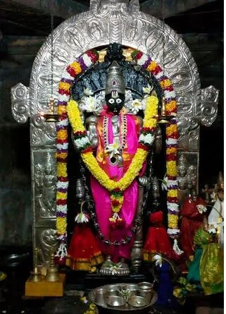 Parabrahman47's tweet photo. 🛕 Andhra Maha Vishnu Temple 
One of our most ancient shrines where Maha Vishnu incarnated as the Lord Of Telugu People. 
The Garbha-alayam (inner sanctum) traces back to 1 CE (Satavahana era), with 40+ inscriptions across dynasties.
This is also the sacred spot where Sri Krishnadevaraya penned Amuktamalyada during his Ekadasi Vratam. Kasula Purushottama Kavi penned Andhra Nayaka Satakam here✨
To visit nearest Railway stations are Repalle and Vijayawada

Chitra Chitra Prabhaava, Daakshinya Bhaava
Hata Vimata Jiva Srikaakula Andhra Deva !

#Andhra #Telugu #History #Vishnu #Satavahana #Krishnadevaraya #AndhraPradesh #Telangana #Temples #India