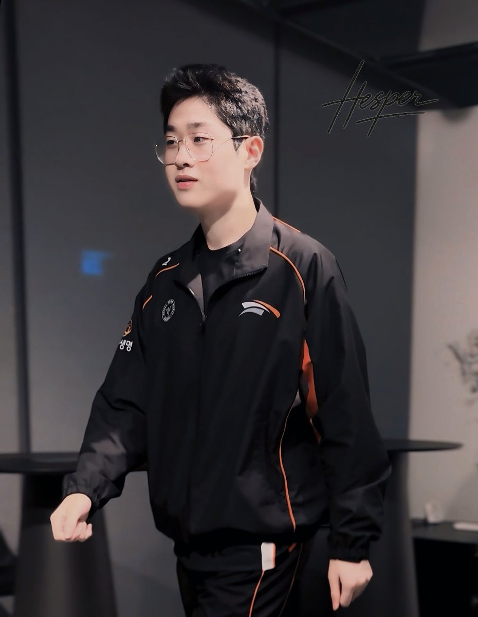 hesper_ujw's tweet image. 모두들 우제의 짧은 머리를 기억하고 있어요 ㅋㅋ

#제우스 #최우제 #ZEUS