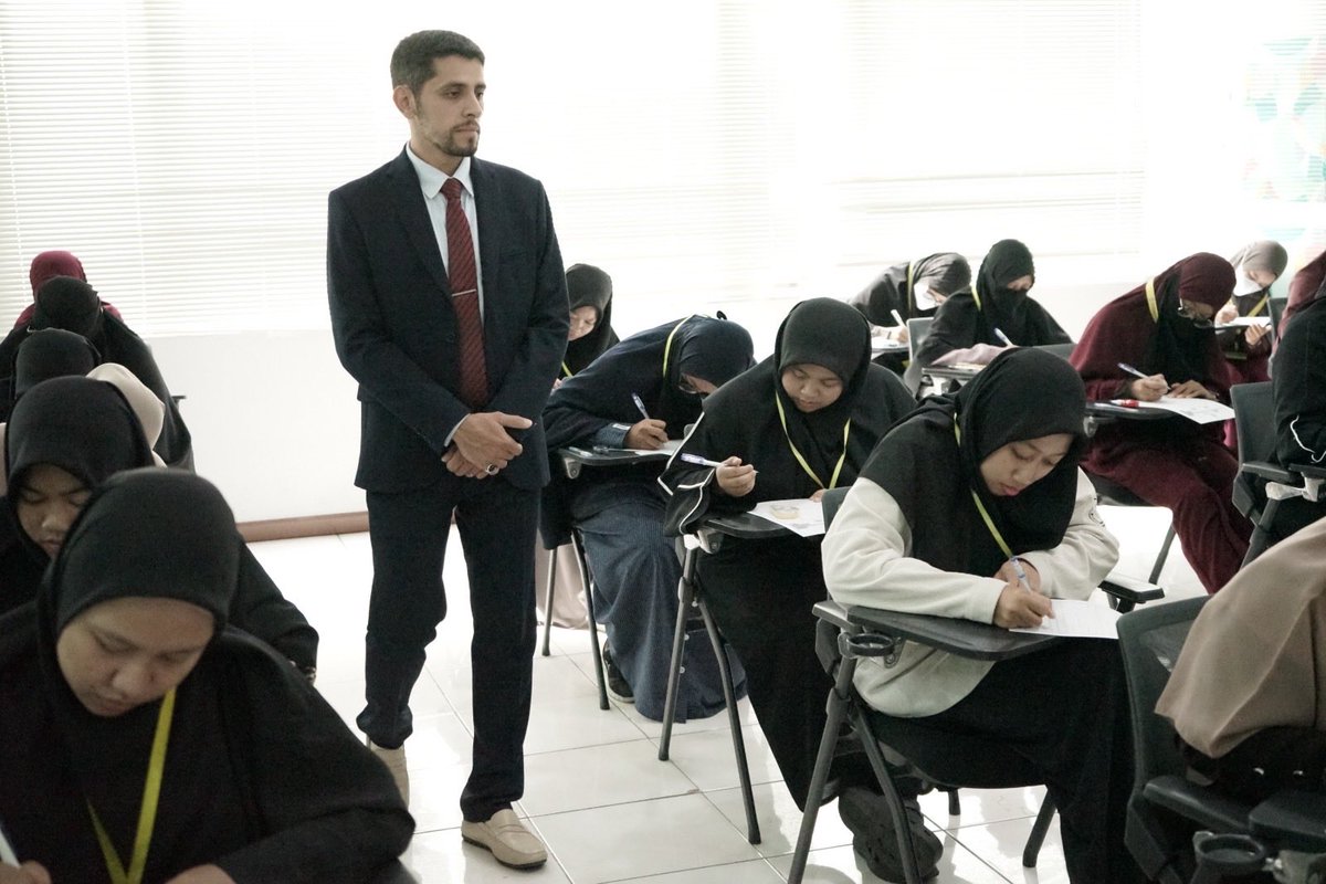 انطلقت صباح اليوم اختبارات نهاية الفصل الدراسي الأول من العام الجامعي ١٤٤٧هـ ، وسط استعدادات تنظيمية وهيئة إشرافية كاملة لضمان سير العملية بسلاسة. 
وفي هذا السياق قام مدير المعهد سعادة د.عبدالرحمن بن ناصر الجبر بجولة تفقدية شملت عددًا من القاعات؛ للاطلاع على سير الاختبارات،