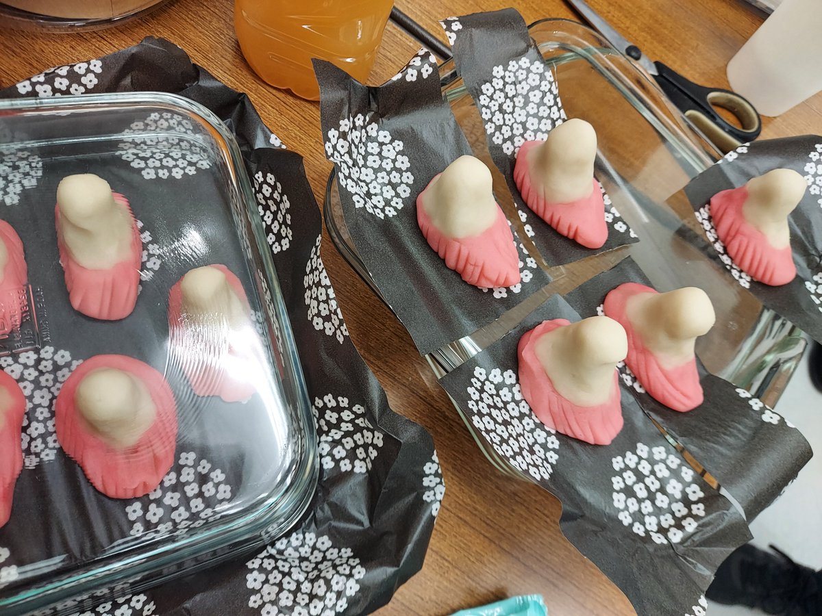 marikona4's tweet photo. 昨日はレセプションとアーティストトークでした。誰の作品のどういうところを盗んでまねてオマージュ作品としたかを各々話しました。パーティー用の差し入れで土屋さんが作ってきてくれた和菓子。作品とそっくり過ぎでかわいい。3枚目の写真は作品の制作途中、食べられません😆。 https://t.co/uGZ21sdZ83
