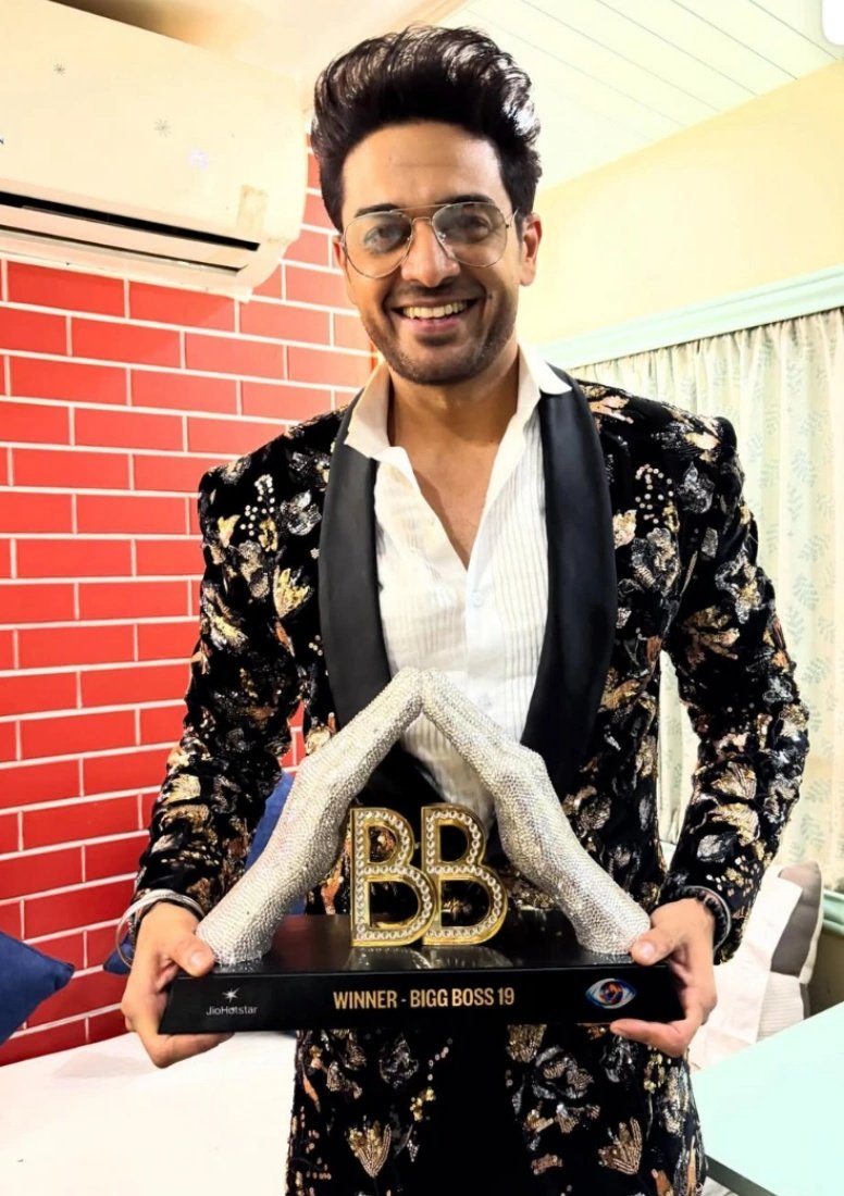 Samayara178650's tweet image. Not even shocking! Bigg Boss has always done this — they make winners out of those who already work with Colors TV. 🤷‍♀️📺

We all know who's the real winner !!

#BiggBoss19 #ScriptedBiggBoss #FarhhanaBhatt #GauravKhanna