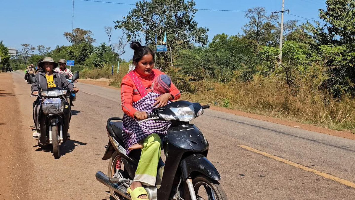 LeszZenn's tweet photo. Thailand has attacked Cambodia again!! The attacks is seen to happen since early morning at 4 and 6 on 8th Dec 2025 people have to run away from home, monks are seen to be driving for safety. Thailand stop this!!
#ThailandViolatestheceasefire https://t.co/wo2FbTbUGy