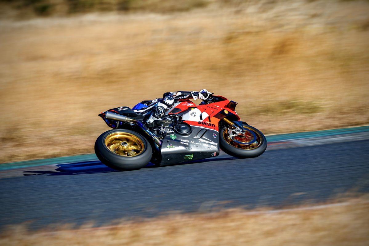 あぁ〜ぁ〜ぁ〜ぁ〜💧 なんだ このカッコイイおバイクは