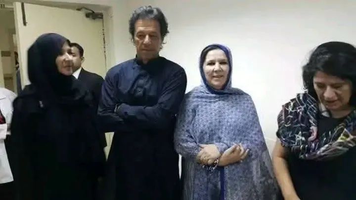 لوگ انہیں جنرل برکی کی اولاد سمجھتے رہیں
یہ بہن بھائی تو 
جنرل بخشی کی اولاد نکلیں👇
#عمران_خان_ذہنی_مریض