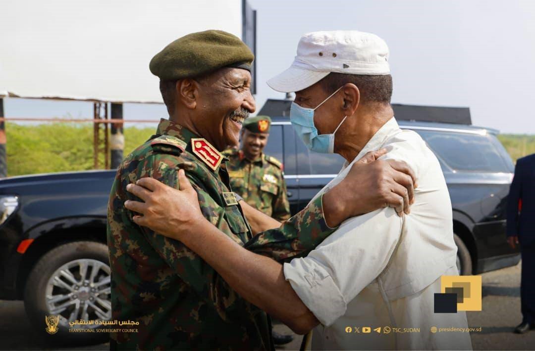 shabait's tweet photo. الـرئـيـس اسـيـاس أفـورقـي يزور السودان

تقرير- صلاح حسين

ان تزور السودان في هذا الوضع الاستثنائي والعصيب وان تتوجه اليه برا لهو اصدق دليل على موقف ثابت ومبدأ لايتزحزخ لارتريا حكومة وشعبا تضامنا مع الشعب السوداني وحكومته.. وصدقا قال الرئيس اسياس افورقي عند انطلاقه عبر الحدود بان هذه الزيارة هي لتأكيد المؤكد من الحكومة والشعب الارتري تجاه السودان في ظل الظروف التي يمر بها وسبل تجاوزها.
انطلاقا من ذلك توجه فخامة الرئيس اسياس افورقي الى جمهورية السودان في زيارة عمل رسمية بناءا على الدعوة الموجهة من رئيس مجلس السيادة الفريق اول عبدالفتاح البرهان وكانت الزيارة عبر الطريق البري يوم الجمعة الثامن والعشرين من نوفمبر المنصرم.

وقد وصل فخامة الرئيس اسياس افورقي الى العاصمة الادارية بورتسودان في تمام الساعة الثانية ظهرا بعد رحلة بالبر استغرقت سبعة ساعات وكان في استقباله في مدخل مدينة بورتسودان رئيس مجلس السيادة السوداني الفريق اول عبدالفتاح البرهان والوزراء وعدد كبيرمن جماهير مدينة بورتسودان وهي تهتف للعلاقات التاريخية بين ارتريا والسودان.
وفي عصر السبت الثامن والعشرين من نوفمبر استقبل السيد/ رئيس مجلس السيادة القائد العام للقوات المسلحة السودانية، الفريق أول الركن عبد الفتاح البرهان، الرئيس أسياس أفورقي، في قصر الشرق بمدينة بورتسودان، واجريت له مراسم استقبال رسمية لدى وصوله إلى القصر.

وعقد رئيس مجلس السيادة، جلسة مباحثات مع الرئيس أسياس أفورقي في قصر الشرق بمدينة بورتسودان تناولت سبل تعزيز العلاقات الثنائية بين البلدين الشقيقين، والعمل على تفعيل مجالات التعاون المشترك في مختلف القطاعات، بجانب القضايا الأمنية، والعلاقات الاقتصادية والتجارية.

كما استعرض الجانبان التطورات الراهنة للأوضاع في السودان في ظل الظروف الحالية، وتبادلا الرؤى حول القضايا الإقليمية ذات الاهتمام المشترك، وناقشا سبل المساهمة في تحقيق الاستقرار والسلام في المنطقة.

أكد الجانبان عزمهما الراسخ على الارتقاء بالعلاقات الثنائية إلى مستويات متقدمة ودفعها نحو آفاق أرحب من الشراكة الاستراتيجية التي تلبي تطلعات شعبي البلدين الشقيقين، وشددا على عمق الروابط التاريخية، وأكدا حرصهما على تنسيق الجهود لتحقيق الاستقرار والتنمية في المنطقة.

وعبر رئيس مجلس السيادة، عن تقديره العميق لمستوى العلاقات الثنائية بين البلدين، واصفاً بأنها استراتيجية، مؤكداً حرص السودان على تعزيزها والدفع بها إلى آفاق أرحب. وقدّم رئيس مجلس السيادة شُكره وتقديره للرئيس أسياس أفورقي، على زيارته للسودان.

من جانبه، أكد الرئيس أسياس أفورقي موقف ارتريا المؤيد لوحدة السودان واستقراره وصون مكتسبات سيادته، مشيراً إلى أزلية العلاقات بين الشعبين، وشدد على رفضه لأي تدخلات خارجية.

اكد الرئيس في اللقاء ان هذه الزيارة تأتي لتأكيد المؤكد من موقف ارتريا الثابت والمبدئي تجاه السودان ورسالة دعم للشعب السوداني والمجلس الانتقالي الذي يتحمل مسؤولية بقاء السودان مستقرا وموحدا.

وفي اطار الزيارة أيضاً التقى الرئيس اسياس افورقي في مقر اقامته بقصر الضيافة بالعاصمة الادارية بورتسودان مساء ذات اليوم برئيس الوزراء السوداني الدكتور/ كامل ادريس وتباحث معه مستجدات الاوضاع الراهنة في السودان والعلاقات الثنائية.
واكد الرئيس اسياس ان زيارته للسودان تأتي لتأكيد تضامن ارتريا مع الشعب السوداني وانها ستبذل جهدها في سبيل تجاوز السودان لازمته الحالي .

بدوره اكد رئيس الوزراء السوداني الدكتور/ كامل ادريس ان الشعب السوداني ينظر بعين الفخر والاعتزاز لموقف ارتريا التاريخي ووقوفها الي جانب الشعب السوداني .

كما التقى الرئيس اسياس بحاكم اقليم دارفور مني اركو مناوي والدكتور/ التجاني السيسي كل على حدا وتباحث معهما حول مجمل الاوضاع في السودان وسبل انهاء الازمة الحالية.

وقد غادر فخامة الرئيس اسياس افورقي العاصمة الادارية بورتسودان بعد اختتام زيارة عمل رسمية للسودان استغرقت يومان وكان في وداعه الفريق البرهان وعدد من الوزراء والمسؤولين في الحكومة السودانية في مشارف المدينة.

وقد عاد الرئيس اسياس الى البلاد بعد ظهر يوم الاحد التاسع والعشرين من نوفمبر بالطريق البري طوكر- قرورة . وكان في استقباله لدى وصوله بلدة قرورة الحدوديه رئيس هيئة اركان القوات البحرية المؤقت العقيد/ احمد محمدعلي واعيان البلدة.