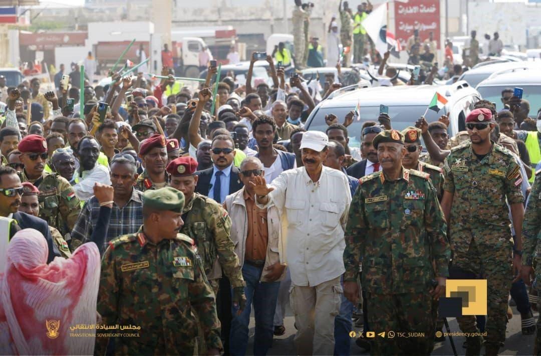 shabait's tweet photo. الـرئـيـس اسـيـاس أفـورقـي يزور السودان

تقرير- صلاح حسين

ان تزور السودان في هذا الوضع الاستثنائي والعصيب وان تتوجه اليه برا لهو اصدق دليل على موقف ثابت ومبدأ لايتزحزخ لارتريا حكومة وشعبا تضامنا مع الشعب السوداني وحكومته.. وصدقا قال الرئيس اسياس افورقي عند انطلاقه عبر الحدود بان هذه الزيارة هي لتأكيد المؤكد من الحكومة والشعب الارتري تجاه السودان في ظل الظروف التي يمر بها وسبل تجاوزها.
انطلاقا من ذلك توجه فخامة الرئيس اسياس افورقي الى جمهورية السودان في زيارة عمل رسمية بناءا على الدعوة الموجهة من رئيس مجلس السيادة الفريق اول عبدالفتاح البرهان وكانت الزيارة عبر الطريق البري يوم الجمعة الثامن والعشرين من نوفمبر المنصرم.

وقد وصل فخامة الرئيس اسياس افورقي الى العاصمة الادارية بورتسودان في تمام الساعة الثانية ظهرا بعد رحلة بالبر استغرقت سبعة ساعات وكان في استقباله في مدخل مدينة بورتسودان رئيس مجلس السيادة السوداني الفريق اول عبدالفتاح البرهان والوزراء وعدد كبيرمن جماهير مدينة بورتسودان وهي تهتف للعلاقات التاريخية بين ارتريا والسودان.
وفي عصر السبت الثامن والعشرين من نوفمبر استقبل السيد/ رئيس مجلس السيادة القائد العام للقوات المسلحة السودانية، الفريق أول الركن عبد الفتاح البرهان، الرئيس أسياس أفورقي، في قصر الشرق بمدينة بورتسودان، واجريت له مراسم استقبال رسمية لدى وصوله إلى القصر.

وعقد رئيس مجلس السيادة، جلسة مباحثات مع الرئيس أسياس أفورقي في قصر الشرق بمدينة بورتسودان تناولت سبل تعزيز العلاقات الثنائية بين البلدين الشقيقين، والعمل على تفعيل مجالات التعاون المشترك في مختلف القطاعات، بجانب القضايا الأمنية، والعلاقات الاقتصادية والتجارية.

كما استعرض الجانبان التطورات الراهنة للأوضاع في السودان في ظل الظروف الحالية، وتبادلا الرؤى حول القضايا الإقليمية ذات الاهتمام المشترك، وناقشا سبل المساهمة في تحقيق الاستقرار والسلام في المنطقة.

أكد الجانبان عزمهما الراسخ على الارتقاء بالعلاقات الثنائية إلى مستويات متقدمة ودفعها نحو آفاق أرحب من الشراكة الاستراتيجية التي تلبي تطلعات شعبي البلدين الشقيقين، وشددا على عمق الروابط التاريخية، وأكدا حرصهما على تنسيق الجهود لتحقيق الاستقرار والتنمية في المنطقة.

وعبر رئيس مجلس السيادة، عن تقديره العميق لمستوى العلاقات الثنائية بين البلدين، واصفاً بأنها استراتيجية، مؤكداً حرص السودان على تعزيزها والدفع بها إلى آفاق أرحب. وقدّم رئيس مجلس السيادة شُكره وتقديره للرئيس أسياس أفورقي، على زيارته للسودان.

من جانبه، أكد الرئيس أسياس أفورقي موقف ارتريا المؤيد لوحدة السودان واستقراره وصون مكتسبات سيادته، مشيراً إلى أزلية العلاقات بين الشعبين، وشدد على رفضه لأي تدخلات خارجية.

اكد الرئيس في اللقاء ان هذه الزيارة تأتي لتأكيد المؤكد من موقف ارتريا الثابت والمبدئي تجاه السودان ورسالة دعم للشعب السوداني والمجلس الانتقالي الذي يتحمل مسؤولية بقاء السودان مستقرا وموحدا.

وفي اطار الزيارة أيضاً التقى الرئيس اسياس افورقي في مقر اقامته بقصر الضيافة بالعاصمة الادارية بورتسودان مساء ذات اليوم برئيس الوزراء السوداني الدكتور/ كامل ادريس وتباحث معه مستجدات الاوضاع الراهنة في السودان والعلاقات الثنائية.
واكد الرئيس اسياس ان زيارته للسودان تأتي لتأكيد تضامن ارتريا مع الشعب السوداني وانها ستبذل جهدها في سبيل تجاوز السودان لازمته الحالي .

بدوره اكد رئيس الوزراء السوداني الدكتور/ كامل ادريس ان الشعب السوداني ينظر بعين الفخر والاعتزاز لموقف ارتريا التاريخي ووقوفها الي جانب الشعب السوداني .

كما التقى الرئيس اسياس بحاكم اقليم دارفور مني اركو مناوي والدكتور/ التجاني السيسي كل على حدا وتباحث معهما حول مجمل الاوضاع في السودان وسبل انهاء الازمة الحالية.

وقد غادر فخامة الرئيس اسياس افورقي العاصمة الادارية بورتسودان بعد اختتام زيارة عمل رسمية للسودان استغرقت يومان وكان في وداعه الفريق البرهان وعدد من الوزراء والمسؤولين في الحكومة السودانية في مشارف المدينة.

وقد عاد الرئيس اسياس الى البلاد بعد ظهر يوم الاحد التاسع والعشرين من نوفمبر بالطريق البري طوكر- قرورة . وكان في استقباله لدى وصوله بلدة قرورة الحدوديه رئيس هيئة اركان القوات البحرية المؤقت العقيد/ احمد محمدعلي واعيان البلدة.