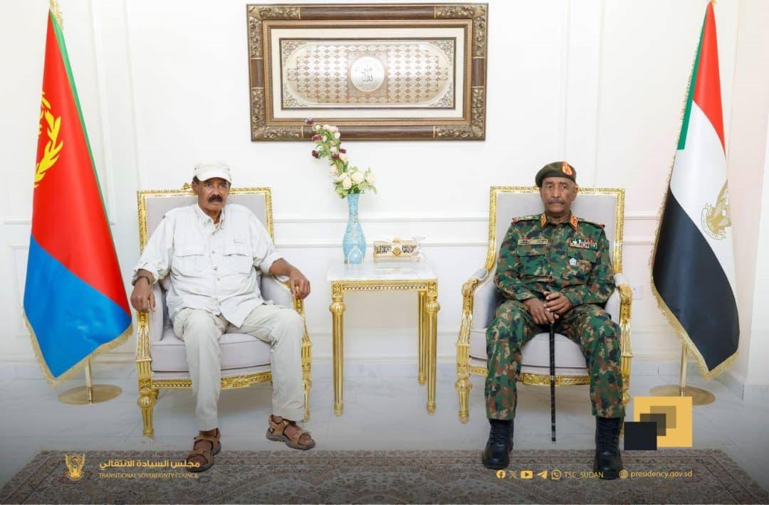 shabait's tweet photo. الـرئـيـس اسـيـاس أفـورقـي يزور السودان

تقرير- صلاح حسين

ان تزور السودان في هذا الوضع الاستثنائي والعصيب وان تتوجه اليه برا لهو اصدق دليل على موقف ثابت ومبدأ لايتزحزخ لارتريا حكومة وشعبا تضامنا مع الشعب السوداني وحكومته.. وصدقا قال الرئيس اسياس افورقي عند انطلاقه عبر الحدود بان هذه الزيارة هي لتأكيد المؤكد من الحكومة والشعب الارتري تجاه السودان في ظل الظروف التي يمر بها وسبل تجاوزها.
انطلاقا من ذلك توجه فخامة الرئيس اسياس افورقي الى جمهورية السودان في زيارة عمل رسمية بناءا على الدعوة الموجهة من رئيس مجلس السيادة الفريق اول عبدالفتاح البرهان وكانت الزيارة عبر الطريق البري يوم الجمعة الثامن والعشرين من نوفمبر المنصرم.

وقد وصل فخامة الرئيس اسياس افورقي الى العاصمة الادارية بورتسودان في تمام الساعة الثانية ظهرا بعد رحلة بالبر استغرقت سبعة ساعات وكان في استقباله في مدخل مدينة بورتسودان رئيس مجلس السيادة السوداني الفريق اول عبدالفتاح البرهان والوزراء وعدد كبيرمن جماهير مدينة بورتسودان وهي تهتف للعلاقات التاريخية بين ارتريا والسودان.
وفي عصر السبت الثامن والعشرين من نوفمبر استقبل السيد/ رئيس مجلس السيادة القائد العام للقوات المسلحة السودانية، الفريق أول الركن عبد الفتاح البرهان، الرئيس أسياس أفورقي، في قصر الشرق بمدينة بورتسودان، واجريت له مراسم استقبال رسمية لدى وصوله إلى القصر.

وعقد رئيس مجلس السيادة، جلسة مباحثات مع الرئيس أسياس أفورقي في قصر الشرق بمدينة بورتسودان تناولت سبل تعزيز العلاقات الثنائية بين البلدين الشقيقين، والعمل على تفعيل مجالات التعاون المشترك في مختلف القطاعات، بجانب القضايا الأمنية، والعلاقات الاقتصادية والتجارية.

كما استعرض الجانبان التطورات الراهنة للأوضاع في السودان في ظل الظروف الحالية، وتبادلا الرؤى حول القضايا الإقليمية ذات الاهتمام المشترك، وناقشا سبل المساهمة في تحقيق الاستقرار والسلام في المنطقة.

أكد الجانبان عزمهما الراسخ على الارتقاء بالعلاقات الثنائية إلى مستويات متقدمة ودفعها نحو آفاق أرحب من الشراكة الاستراتيجية التي تلبي تطلعات شعبي البلدين الشقيقين، وشددا على عمق الروابط التاريخية، وأكدا حرصهما على تنسيق الجهود لتحقيق الاستقرار والتنمية في المنطقة.

وعبر رئيس مجلس السيادة، عن تقديره العميق لمستوى العلاقات الثنائية بين البلدين، واصفاً بأنها استراتيجية، مؤكداً حرص السودان على تعزيزها والدفع بها إلى آفاق أرحب. وقدّم رئيس مجلس السيادة شُكره وتقديره للرئيس أسياس أفورقي، على زيارته للسودان.

من جانبه، أكد الرئيس أسياس أفورقي موقف ارتريا المؤيد لوحدة السودان واستقراره وصون مكتسبات سيادته، مشيراً إلى أزلية العلاقات بين الشعبين، وشدد على رفضه لأي تدخلات خارجية.

اكد الرئيس في اللقاء ان هذه الزيارة تأتي لتأكيد المؤكد من موقف ارتريا الثابت والمبدئي تجاه السودان ورسالة دعم للشعب السوداني والمجلس الانتقالي الذي يتحمل مسؤولية بقاء السودان مستقرا وموحدا.

وفي اطار الزيارة أيضاً التقى الرئيس اسياس افورقي في مقر اقامته بقصر الضيافة بالعاصمة الادارية بورتسودان مساء ذات اليوم برئيس الوزراء السوداني الدكتور/ كامل ادريس وتباحث معه مستجدات الاوضاع الراهنة في السودان والعلاقات الثنائية.
واكد الرئيس اسياس ان زيارته للسودان تأتي لتأكيد تضامن ارتريا مع الشعب السوداني وانها ستبذل جهدها في سبيل تجاوز السودان لازمته الحالي .

بدوره اكد رئيس الوزراء السوداني الدكتور/ كامل ادريس ان الشعب السوداني ينظر بعين الفخر والاعتزاز لموقف ارتريا التاريخي ووقوفها الي جانب الشعب السوداني .

كما التقى الرئيس اسياس بحاكم اقليم دارفور مني اركو مناوي والدكتور/ التجاني السيسي كل على حدا وتباحث معهما حول مجمل الاوضاع في السودان وسبل انهاء الازمة الحالية.

وقد غادر فخامة الرئيس اسياس افورقي العاصمة الادارية بورتسودان بعد اختتام زيارة عمل رسمية للسودان استغرقت يومان وكان في وداعه الفريق البرهان وعدد من الوزراء والمسؤولين في الحكومة السودانية في مشارف المدينة.

وقد عاد الرئيس اسياس الى البلاد بعد ظهر يوم الاحد التاسع والعشرين من نوفمبر بالطريق البري طوكر- قرورة . وكان في استقباله لدى وصوله بلدة قرورة الحدوديه رئيس هيئة اركان القوات البحرية المؤقت العقيد/ احمد محمدعلي واعيان البلدة.