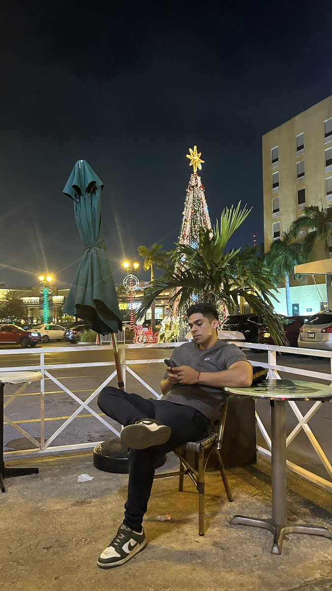 No sé cuándo, pero sé que va a pasar
La gravedad es una ley universal,
Contigo se siente sexual y espiritual
Te conocí y se fue la ansiedad digital
Me haces sentir como un menorcito de edad
De algún momento sé que el tiempo vo'a encontrar