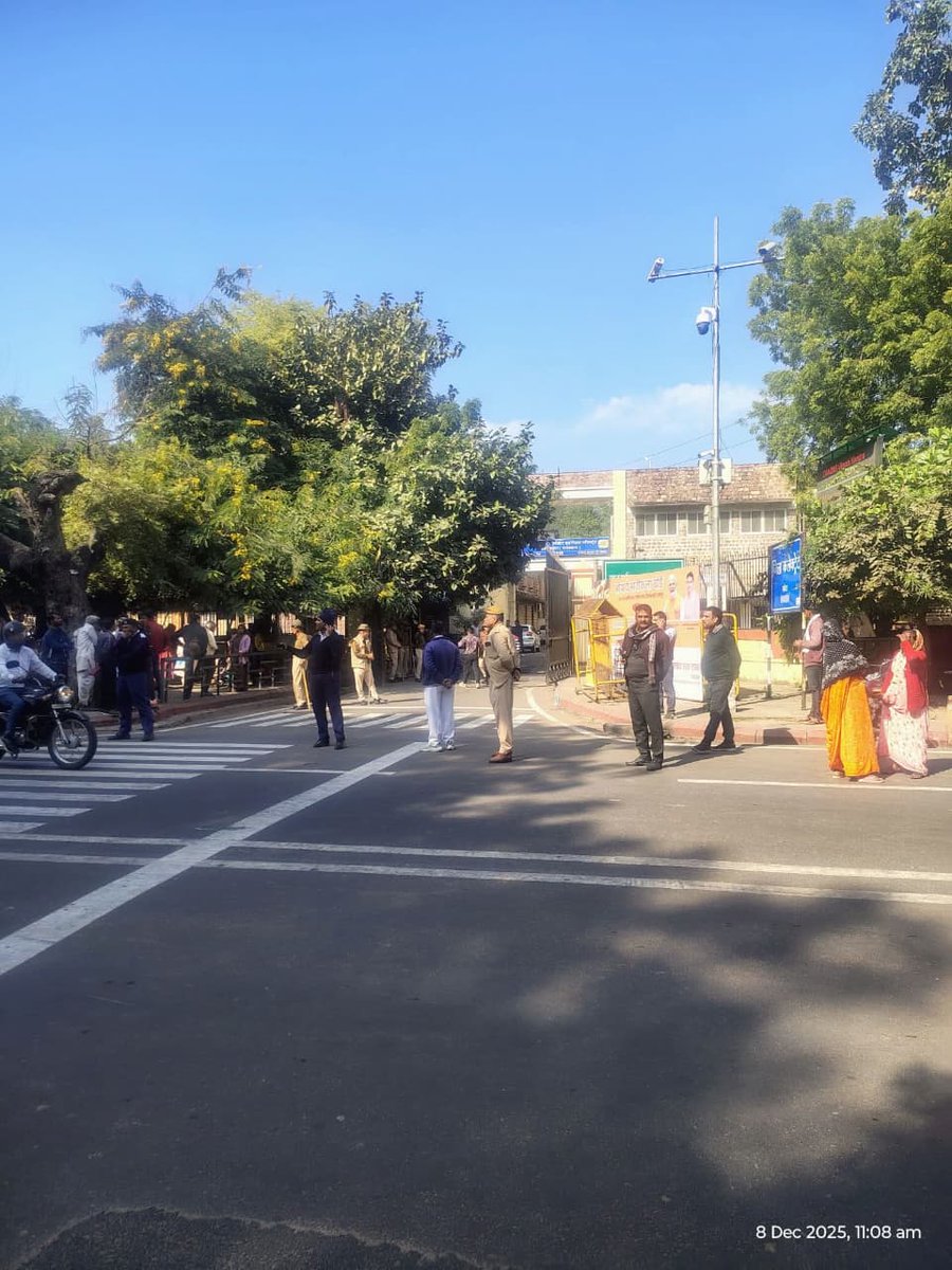 कोटा कलेक्ट्री परिसर में बम की अफवाह से हड़कम्प, अफरा तफरीह का माहौल , कलेक्ट्रेट परिसर में अज्ञात व्यक्ति ने ज़रिए ई मेल बम रखने की सूचना दी, तुरन्त प्रभाव से पुलिस , प्रशासन हरकत में आया।