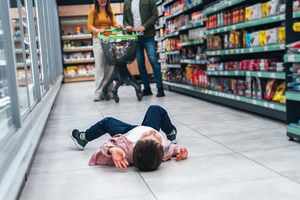 كثير من الأهل يقولون:
“أنا أقدر أضبط سلوك طفلي في البيت لكن في البقالة يصرخ ويعاند وأستحي من الناس، فأعطيه اللي يبي وخلاص.”

◻️حقيقةً الطفل يتعلم بسرعة أنه حين يخجل والديه مباشرة تزداد فرصته ليأخذ ما يريد.
وكل مرة تخضع فيها لضغط المكان فأنت من دون قصد تعزّز هذا السلوك.

🙏تذكروا