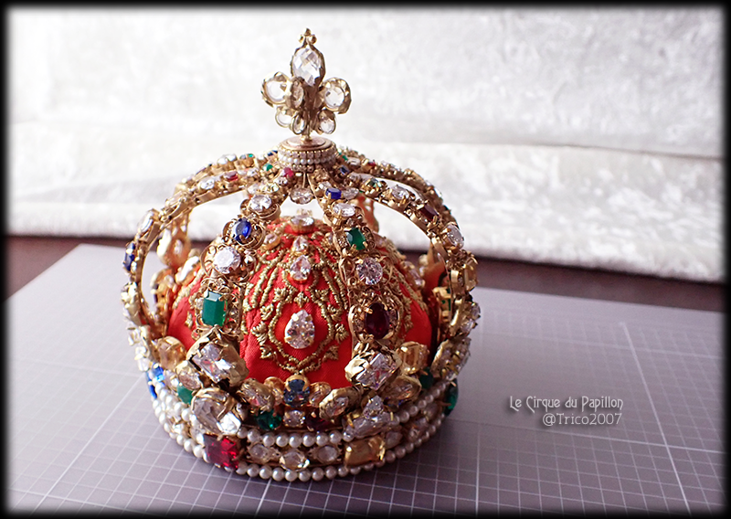 王冠、完成です。
が、あらためて採寸してみると専用ケースにと予定していた市販のケースにギリ収まらないことが判明。他に具合の良い品も見つかりませんので、ケースはカルトナージュで製作させていただきます。