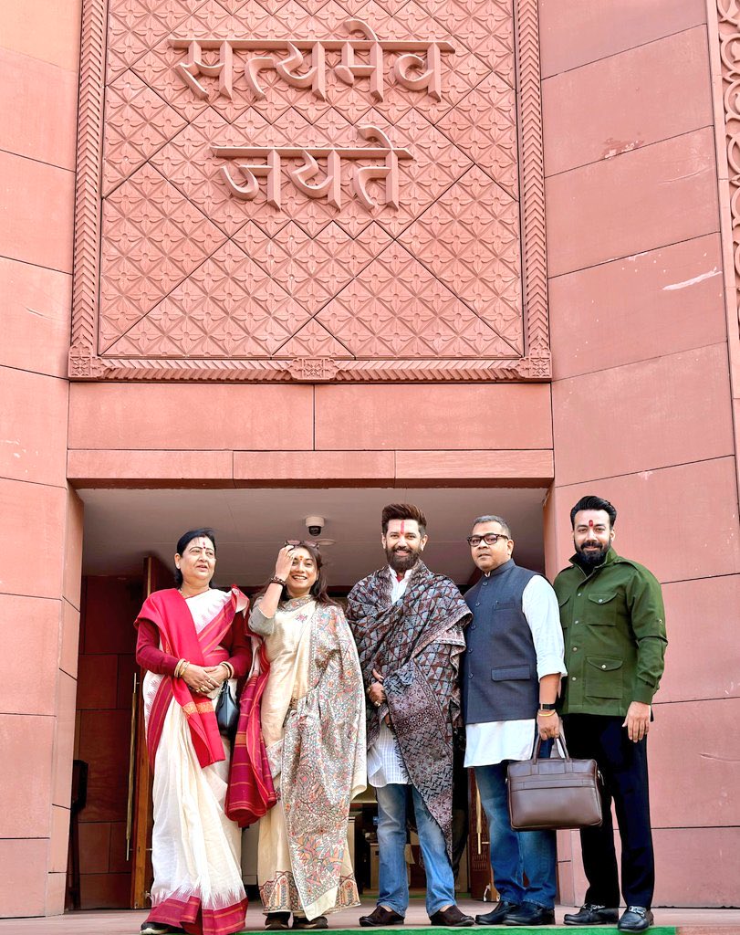 ArunBhartiLJP's tweet photo. शीतकालीन सत्र के दौरान हमारे नेता श्री चिराग पासवान जी और लोक जनशक्ति पार्टी (रामविलास) के सभी सांसदों की एक तस्वीर.

@iChiragPaswan @Rajeshverma_LJP @Sham4Samastipur @IVeenaDevi https://t.co/HcM3gMabXC