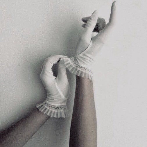 frozenvanity's tweet image. 𝘐 𝓁𝘪𝘷𝘦𝘥 𝒾𝘯 𝒶 𝒹𝘪𝘧𝘧𝘦𝘳𝘦𝘯𝘵 𝓌𝘰𝘳𝘭𝘥 𝓉𝘩𝘢𝘯 𝓎𝘰𝘶 𝒹𝘰, 𝓑𝓮𝓵𝓵𝓪.

ℳ𝘺 𝒽𝘶𝘮𝘢𝘯 𝓌𝘰𝘳𝘭𝘥 𝓌𝘢𝘴 𝘢 𝓶𝓾𝓬𝓱 𝓈𝘪𝘮𝘱𝘭𝘦𝘳 𝓅𝘭𝘢𝘤𝘦. ℐ𝘵 𝓌𝘢𝘴 𝟷𝟿𝟹𝟹. ℐ 𝓌𝘢𝘴 𝟷𝟾, 𝒶𝘯𝘥 ℐ 𝓌𝘢𝘴 𝓫𝓮𝓪𝓾𝓽𝓲𝓯𝓾𝓵.

       ℳ𝘺 𝓁𝘪𝘧𝘦 𝓌𝘢𝘴 𝓹𝓮𝓻𝓯𝓮𝓬𝓽.